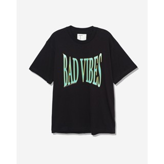 T BY GREYHOUND "BAD VIBES" SLIM T-SHIRT เสื้อยืด คอกลม แขนสั้น ทรงRegular