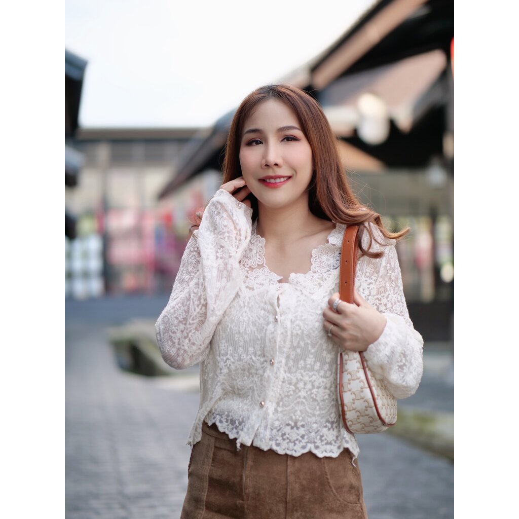 DA24 เสื้องานลูกไม้แต่งคอวี รุ่น Hanae shirt COATMEE