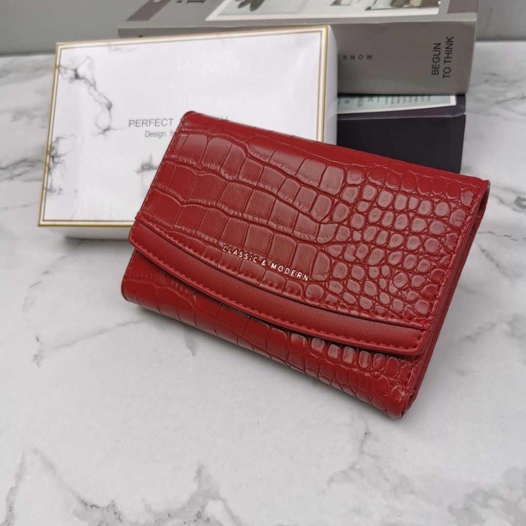 กระเป๋าสตางค์ผู้หญิงแบรนด์แท้ Modern Classic 100% พร้อมกล่องแบรนด์ บางๆ ไซส์กลาง หนังอัดลายจระเข้ งานสวย หนังนิ่มมากกก