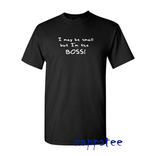 Lint9 [พร้อมส่ง] เสื้อยืดแขนสั้นลําลอง ผ้าฝ้าย 100% พิมพ์ลาย I May Be Small But IM The Boss สีดํา พลัสไซซ์ XS-6XL สําหร