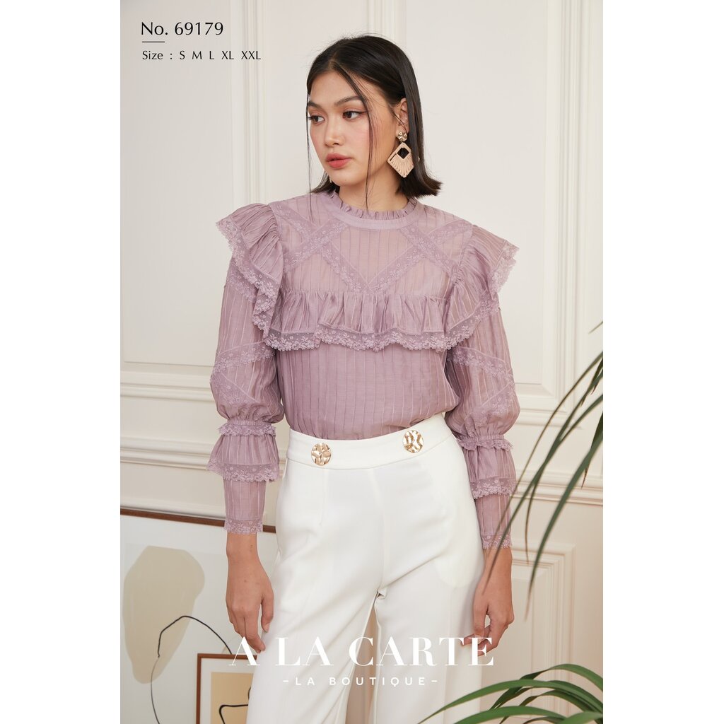 69179 เสื้อ A la carte ผ้าชีฟองซิลค์แขน 4 ส่วน ตีเกล็ดใหม่ทั้งตัว แต่งระบายแถบลูกไม้ที่อก by PENNY C