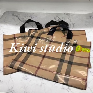 KiwiStudio ถุงใส่ของขวัญ ถุงพลาสติกหูหิ้ว ถุงบรรจุภัณฑ์ กระเป๋าEcoลายสก๊อตสีน้ำตาล แพ็คละ 50 ชิ้น （SK0035）