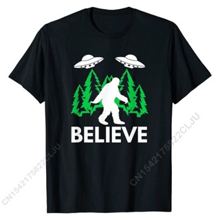 [COD]เสื้อยืด ผ้าฝ้าย พิมพ์ลาย Bigfoot Sasquatch Believe UFO And Aliens สไตล์เรโทร เรียบง่าย สําหรับผู้ชายS-5XL