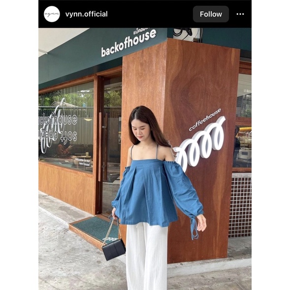 ส่งต่อ เสื้อเปิดไหล่สุดคิ้วท์ Remi blouse blue จากร้าน @vynn.official