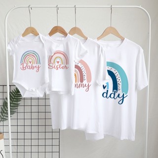 ชุดบอดี้สูท เสื้อยืด ลาย Dad Mom and Me สีรุ้ง แฟชั่นสําหรับครอบครัว