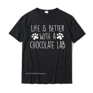 ขายดี!เสื้อยืดผ้าฝ้าย พิมพ์ลายสุนัข LIFE IS BETTER WITH CHOCOLATE LAB สไตล์เรโทร สําหรับผู้หญิง และผู้ชาย YNR 2SZRS-5XL