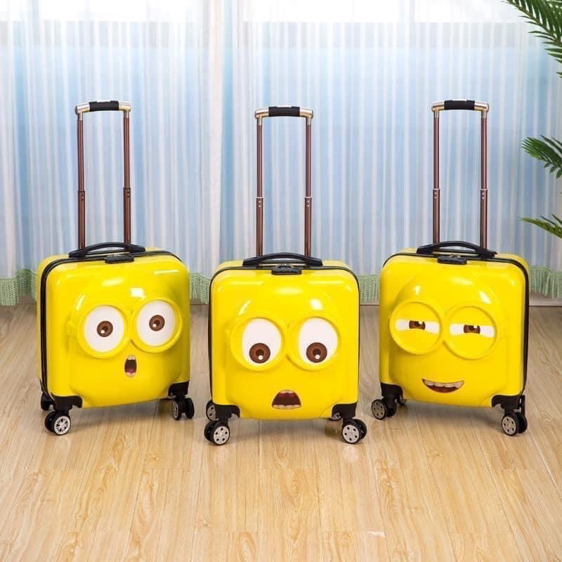 #กระเป๋าเดินทางล้อลาก ขนาด18นิ้ว
ลายมินเนี่ยนสีเหลือง 3D