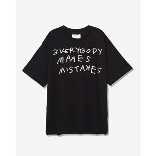 T BY GREYHOUND"EVERYBODY MAKES MISTAKES" REGULAR T-SHIRT เสื้อยืด คอกลอม แขนสั้น ทรง Regular