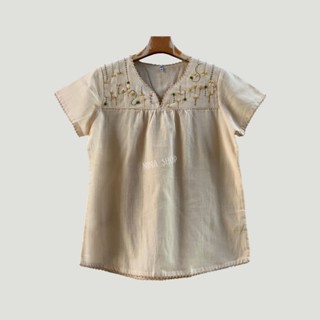 เสื้อผ้าฝ้ายสาลู คอหยดน้ำแขนสั้น ทรงสวยสวมใส่สบายร้อนแค่ก็ไม่กลัว ผ้าเนื้อนิ่มมือ พร้อมงานปักดอกมือแฮนด์และงานถักโคเชสวย