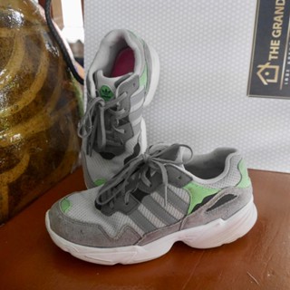 รองเท้า adidas size 34 สำหรับเท้ายาว 18-19 c.m. 100 บาท สภาพตามรูป