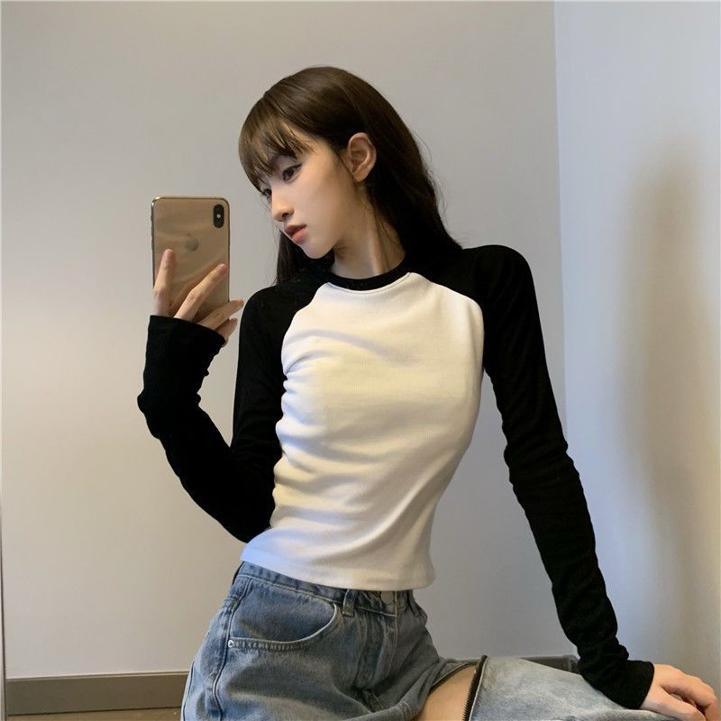 ใหม่ เสื้อยืดแขนยาว เข้ารูป สีตัดกัน สไตล์เกาหลี เหมาะกับฤดูใบไม้ร่วง สําหรับผู้หญิง มีสีดํา สีขาว
