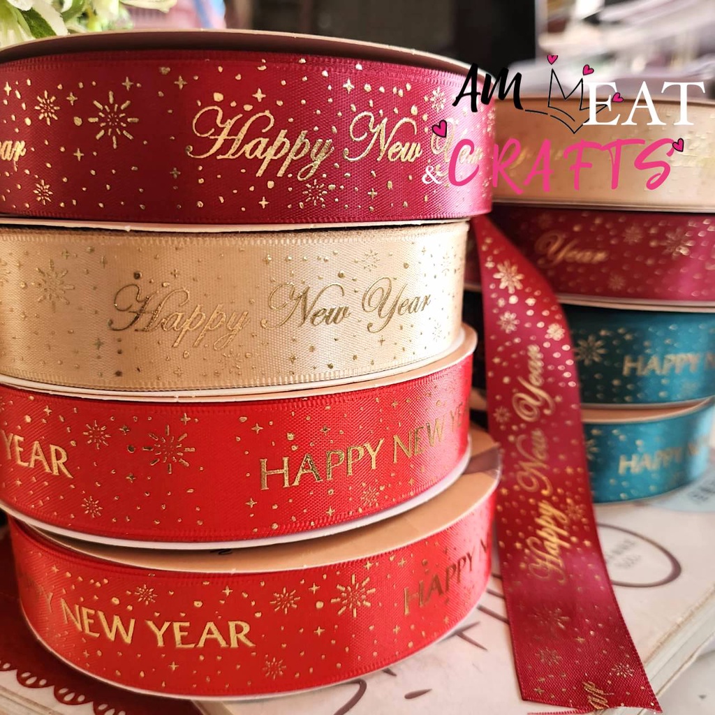 25mm ริบบิ้น ผ้าซาติน พิมพ์ทอง HAPPY NEW YEAR กว้าง 1 นิ้ว (แบ่งตัดจากม้วน ยาว 540cm จำนวน 1 เส้น) สินค้าพร้อมส่งจาก