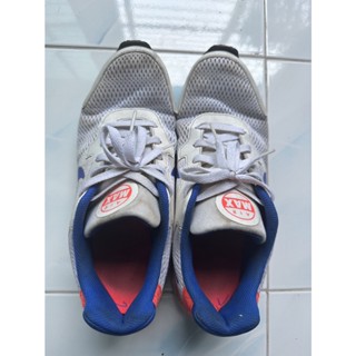รองเท้าผ้าใบผู้ชาย รองเท้า NIKE AIR MAX สีขาว SIZE10 ความยาวเท้า29CM ใส่สบายมาก เบา ใส่วิ่งหรอเดินก็ได้ ของพ่อค้าใส่เอง