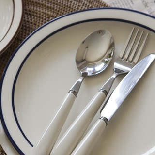 เซตช้อนส้อมมีด ด้ามเซรามิก สีขาวครีมสไตล์วินเทจ Classic Ivory Cutlery Set