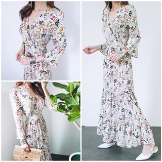 Dress4703 Maxi Dress แม็กซี่เดรสยาวผ้าชีฟองลายดอกไม้พื้นสีครีม ทรงคอวีป้าย แขนยาวสี่ส่วนระบาย