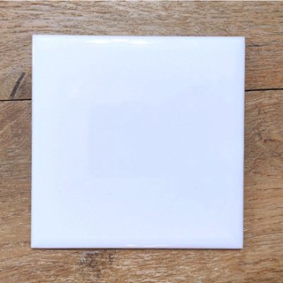 กระเบื้องเซรามิกสีขาว glossy white 4"x4" (ยกกล่อง 120 แผ่น)