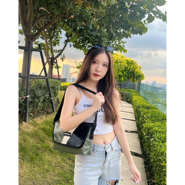 กระเป๋าสะพายข้างใบใหญ่ผ้าใบพีวีซีกันน้ำ(No.40)New ฟรีดันทรง