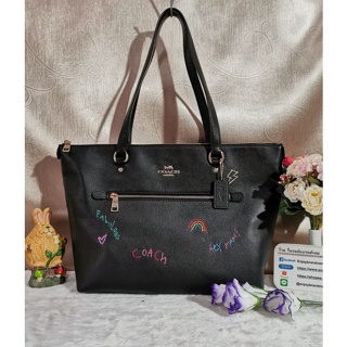 COACH C8365​ GALLERY TOTE WITH DIARY EMBROIDERYColor: GOLD/BLACK MULTI