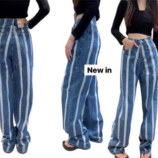 กางเกงยีนส์เอวสูงฟอกลาย STRIPED WASHED DENIM PANTS