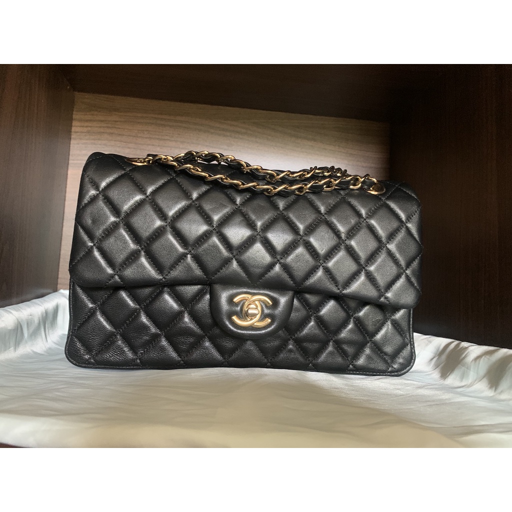 กระเป๋า ชาแนล Chanel Classic Medium/Large 10” Black Lamb Gold Hardware มือสอง งานลุ้นแท้