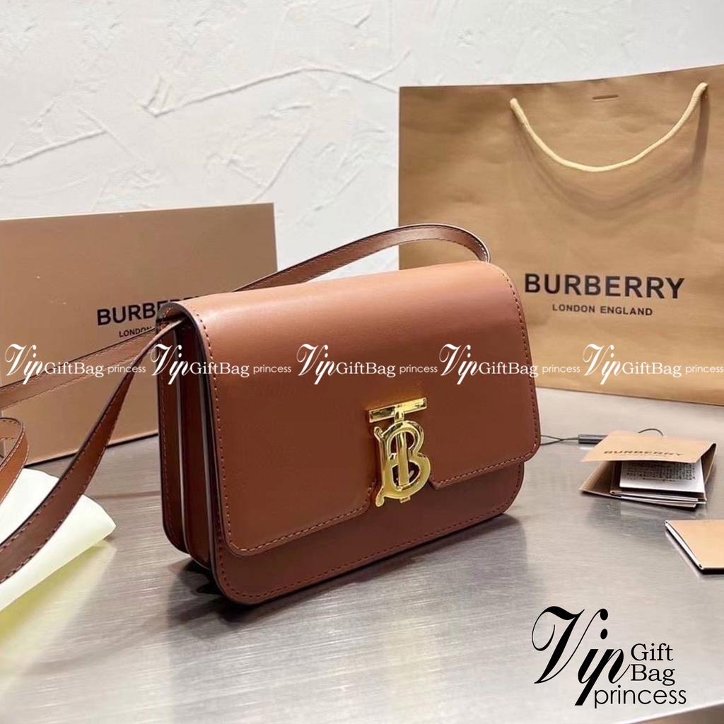 BURBERRY Leather Medium TB Bag / BURBERRY FRAGRANCES CROSSBODY BAG กระเป๋าสะพายหนังเรียบสวยอยู่ทรงดีไซน์ยอดนิยม