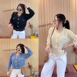 เสื้อคลุมไหมพรมผ่าหน้า ดีเทลเป็นกระเป๋มหลอกช่วงอก พร้อมกระดุมสีทอง เดินด้ายสีทอง ที่ปลายแขนกับชายเสื้อ ลุคคุณหนู