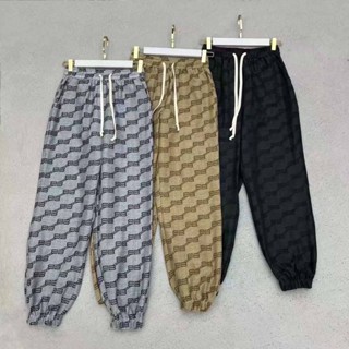 BALENCIAGA BB INTERLOCKING ALL OVER LOGO PRINT JOGGER PANTS กางเกงจ็อกเกอร์ กางเกงวอร์มขายาว เอวยางยืด จั๊มขา แบรนด์บาลอ