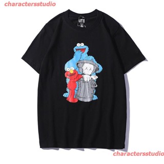 【2022New】ผ้าฝ้าย 100% Sesame Street X KAWS X Uniqlo Short-sleeved Men And Women Couple T-shirt เสื้อยืด ดพิมพ์ลาย เสื้อย