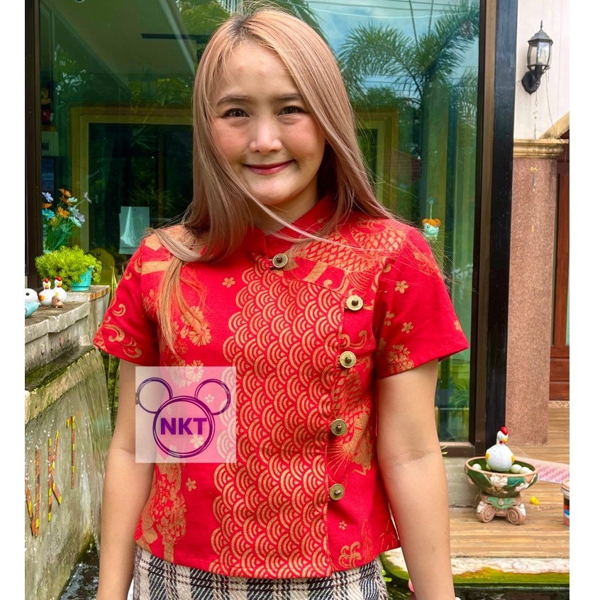เสื้อคอจีนป้ายหน้า แต่งกระดุมเหรียญจีน ผ้าฝ้ายสีแดง ลายปลาคราฟทอง เสื้อตรุษจีนผู้หญิงNKT.129
