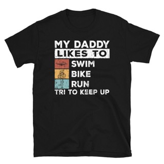 T-shirt  เสื้อยืด พิมพ์ลาย My Daddy Likes to Swim Bike Run Tri to Keep Up สําหรับผู้ชายS-5XL