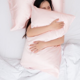 ปลอกหมอนไหมน้ำแข็ง ส่งฟรี หน้าไม่ยับ ผมไม่ฟู  Ice Silk Satin Pillowcase