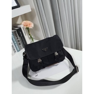 PRA//DA ทรง Mini Messenger จากงานพรีเมียมกิฟ  Code:B28D231065 แบรนด์แท้ 100% งาน Outlet