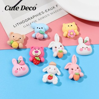 【 Cute Deco 】การ์ตูนสัตว์น่ารัก (9 แบบ) Hug A Cat / ถือปุ่มสตรอเบอร์รี่หมี Charm Crocs / Jibbitz Croc รองเท้า DIY น่ารัก / วัสดุเรซิน เสน่ห์ สําหรับ DIY / อุปกรณ์ผม