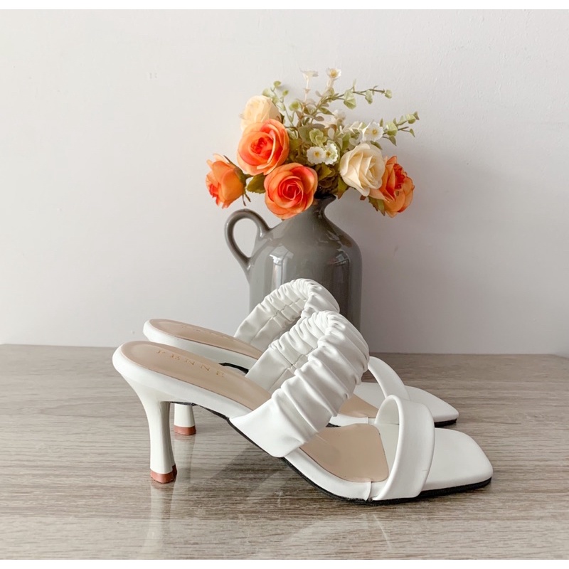 รองเท้าส้นสูงแฟชั่น PENNE