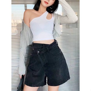 กางเกงยีนส์ขาสั้นเอวป้าย CROSSOVER SLIT DENIM SHORTS