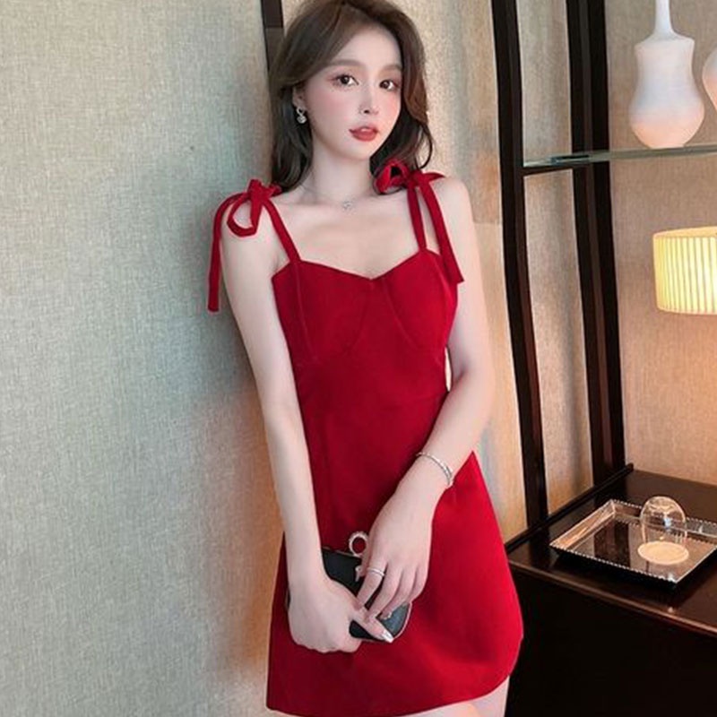 มินิเดรสไหมพรม ดีเทลผูกสาย2ข้างน่ารักคิ้วๆ เดรสสายเดี่ยวเซ็กซี่ เดรสผ้าตาข่ายสีแดงผูกโบว์หลัง