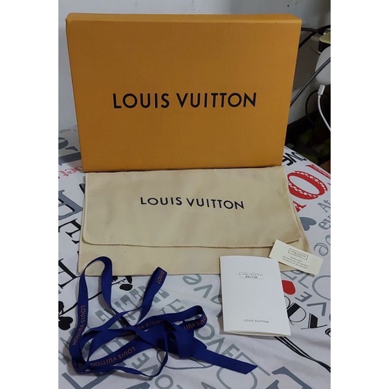 กล่อง LVขนาด 12 x 8 x 2 นิ้ว ฝาปิดแม๊กเนตถุงผ้า ขนาด 11.6 x 7.5 นิ้วการ์ดใหญ่การ์ดเล็กริบบิ้น💢LV มือ