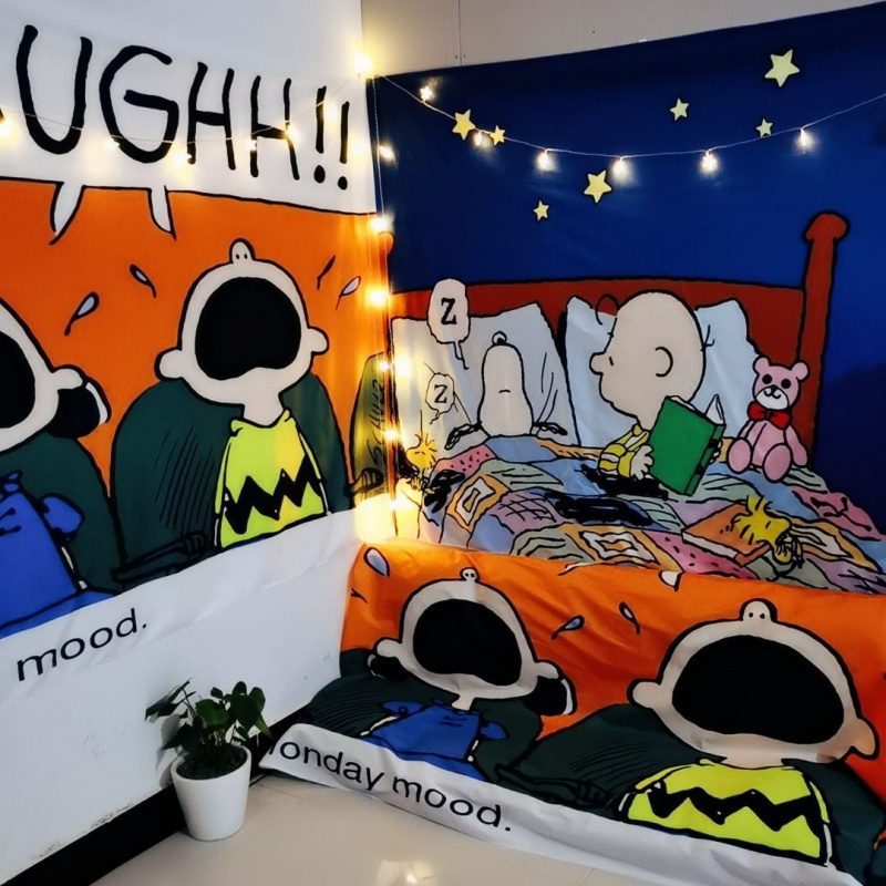 ins ลมพื้นหลังผ้า Snoopy แขวนผ้า การ์ตูนน่ารักตกแต่งผ้า ห้องนอนหัวเตียงห้องเด็กจัดผนังผ้า
