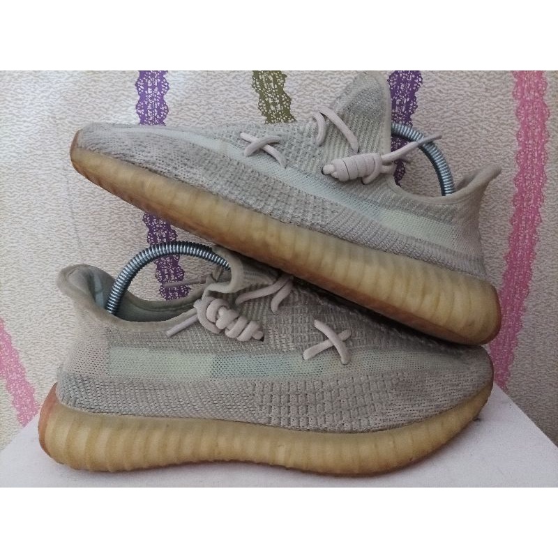 รองเท้า Yezzy 350 มือสอง