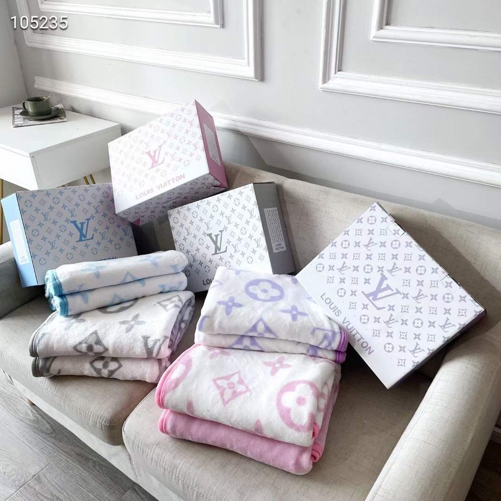ผ้าห่ม LV 4สี พาสเทล ขนาด 200X150 CM เท่าที่นอน5ฟุต  ผ้าห่มเกรดนุ่มนุ่มผืนใหญ่อย่างดี มาพรัอมกล่อง ส