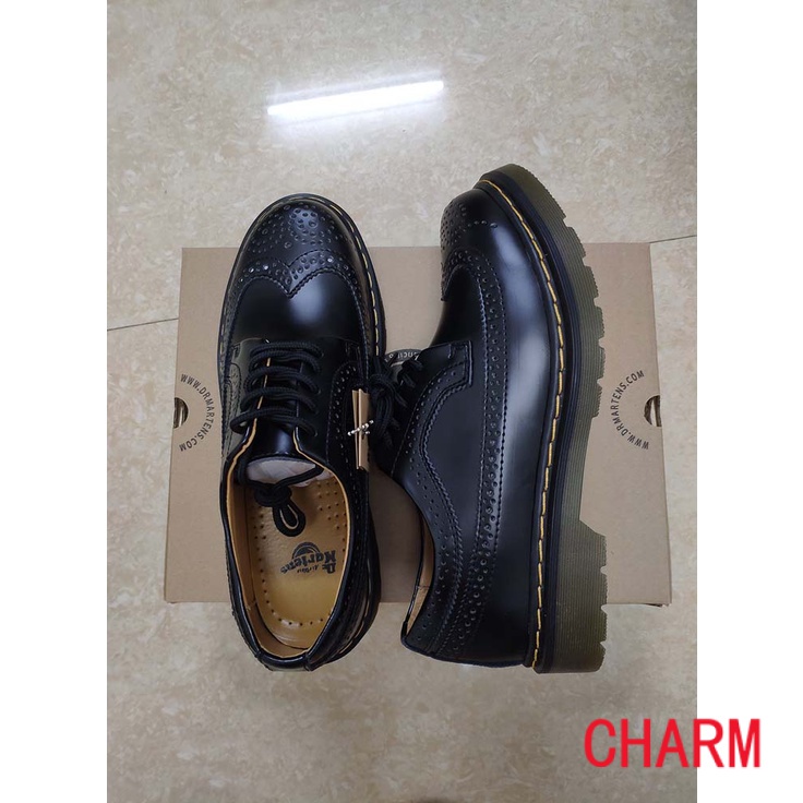 【คุณภาพสูง 100%】dr.martens 3989 รองเท้าแกะสลัก สไตล์อังกฤษย้อนยุค 5 รู ระบายอากาศ สําหรับผู้ชาย และผู้หญิง UC8G