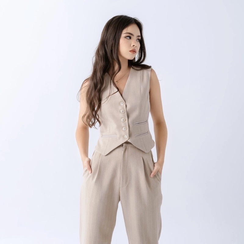 Aranya - เสื้อกั๊กลายทาง รุ่นEm dash lines สี Sand เสื้อกั๊กสีดำ เสื้อกั๊กสูท