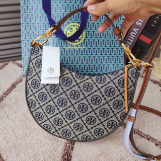 พร้อมส่งรุ่น 🤩แม่อั้มถือ 😘ค่ะ รุ่นใหม่ชนSHOP งานShop New Tory Burch Monogram Jacquard Mini Crescent Bag
