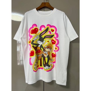 CHINATOWN MARKET X LOONEY TUNES BUGS BUNNY "UNDER THE TABLE" CARTOONS PRINT WHITE COTTON T-SHIRT เสื้อบันนี่ กระต่าย