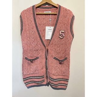 CHANEL SLEEVELESS JACKET BLENDED FIBERS AND EMBROIDERED CASHMERE PINK AND BEIGE เสื้อกั๊ก ผ้าไหมพรม คอวี แบรนด์ชาแนล