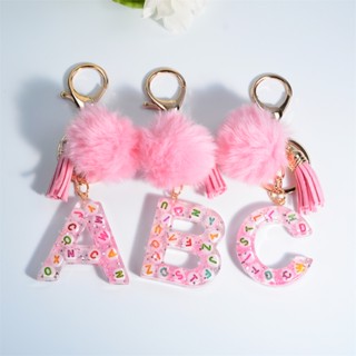 พวงกุญแจเรซิ่น รูปตัวอักษร A-Z สีชมพู พร้อมลูกบอลขน 26 Initials สวยหรู เหมาะกับของขวัญเทศกาล สําหรับผู้หญิง