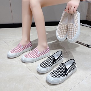 รองเท้า Slip on สีดำ Unisex ใส่ได้ทั้งผู้ชายและผู้หญิง ทรงสวย ใส่สบาย