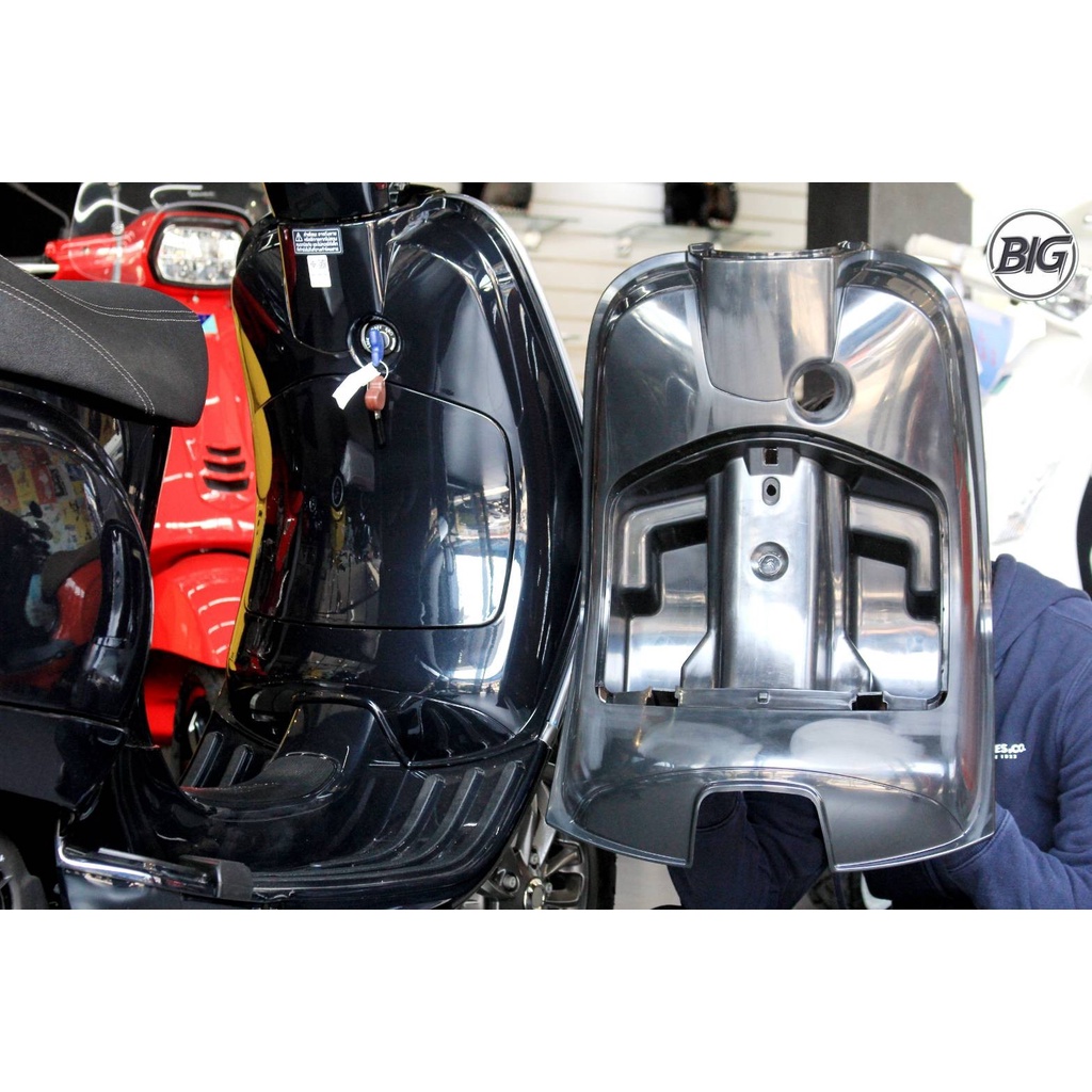 ฝาปิด G-BOX สีพื้น ใช้สำหรับรถจักรยานยนต์ VESPA รุ่น LX 150 3VIE, LX 125 3VIE อะไหล่แท้จากศูนย์ VESP
