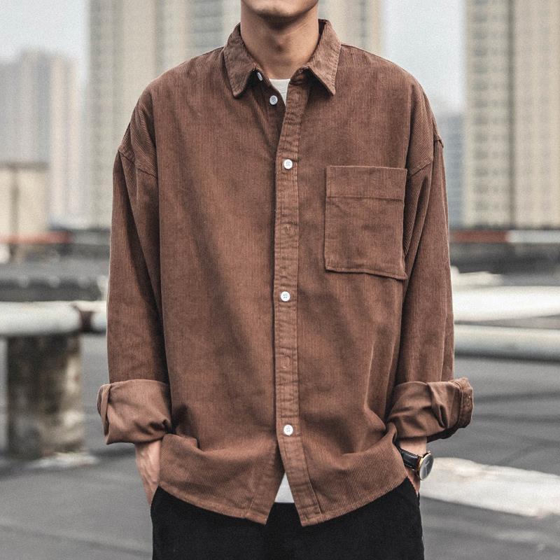 เสื้อเชิ้ตแขนยาวผ้าลูกฟูกสีน้ําตาลคลาสสิกสําหรับผู้ชายพร้อมกระเป๋าคาดหน้าอกคอปกติดกระดุม