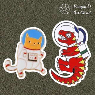 ʕ •ᴥ•ʔ ✿ พร้อมส่ง : เข็มกลัดเซ็ทแมวและไดโนเสาร์นักบินอวกาศ | Cat &amp; Dinosaur Astronaut Enamel Brooch Pin Set.